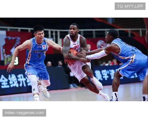 伤情更新：利兹联关键中场亚当斯恢复合练，有望月末复出